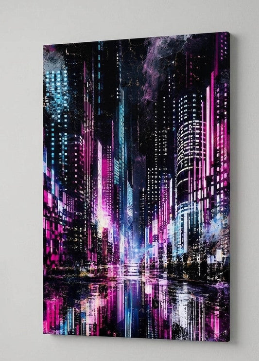Paysage urbain nocturne aux gratte-ciel illuminés de néons cyan et fuchsia avec de longs reflets lumineux sur la chaussée
