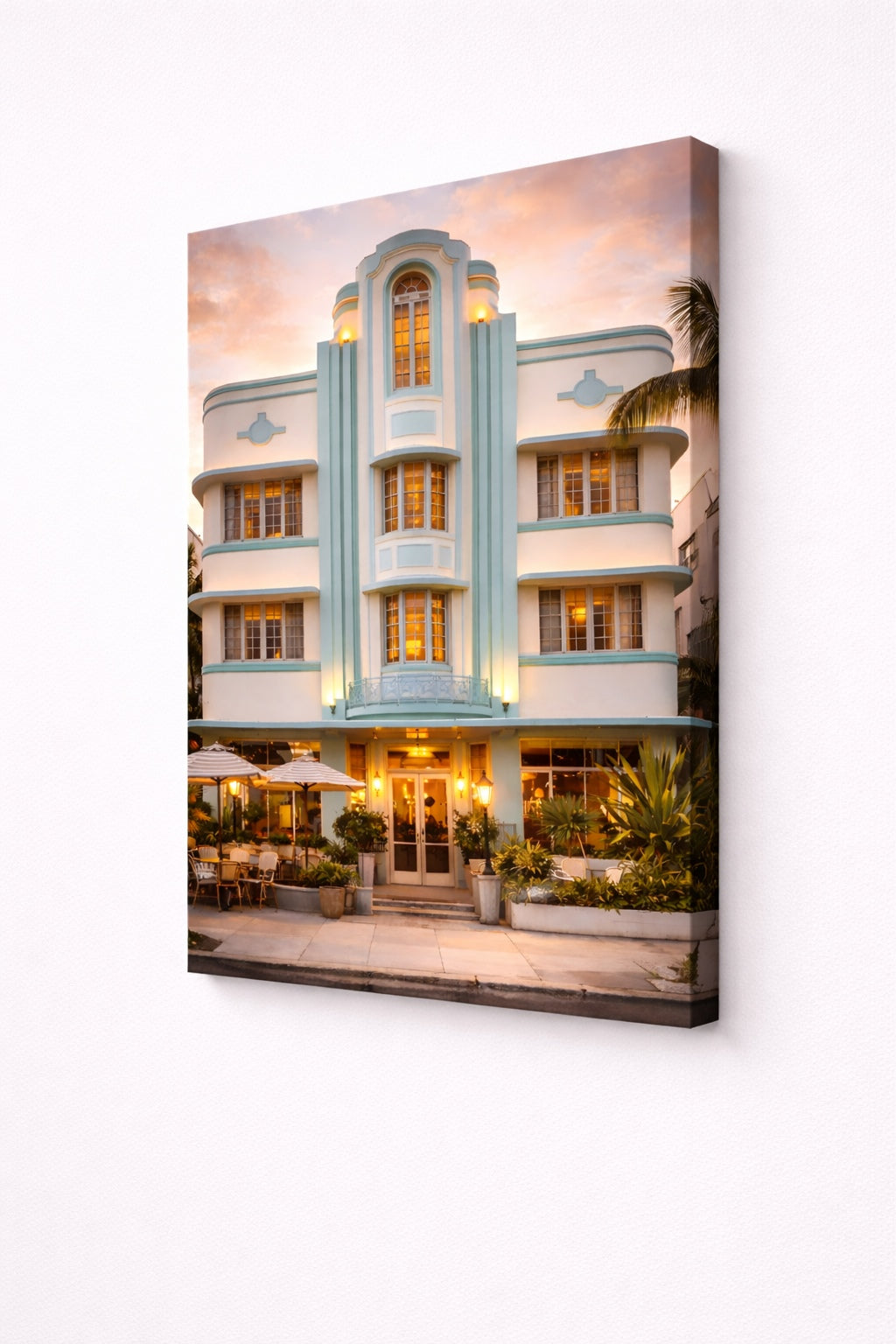 Entrée d’hôtel Art Déco à Miami à la tombée du jour
