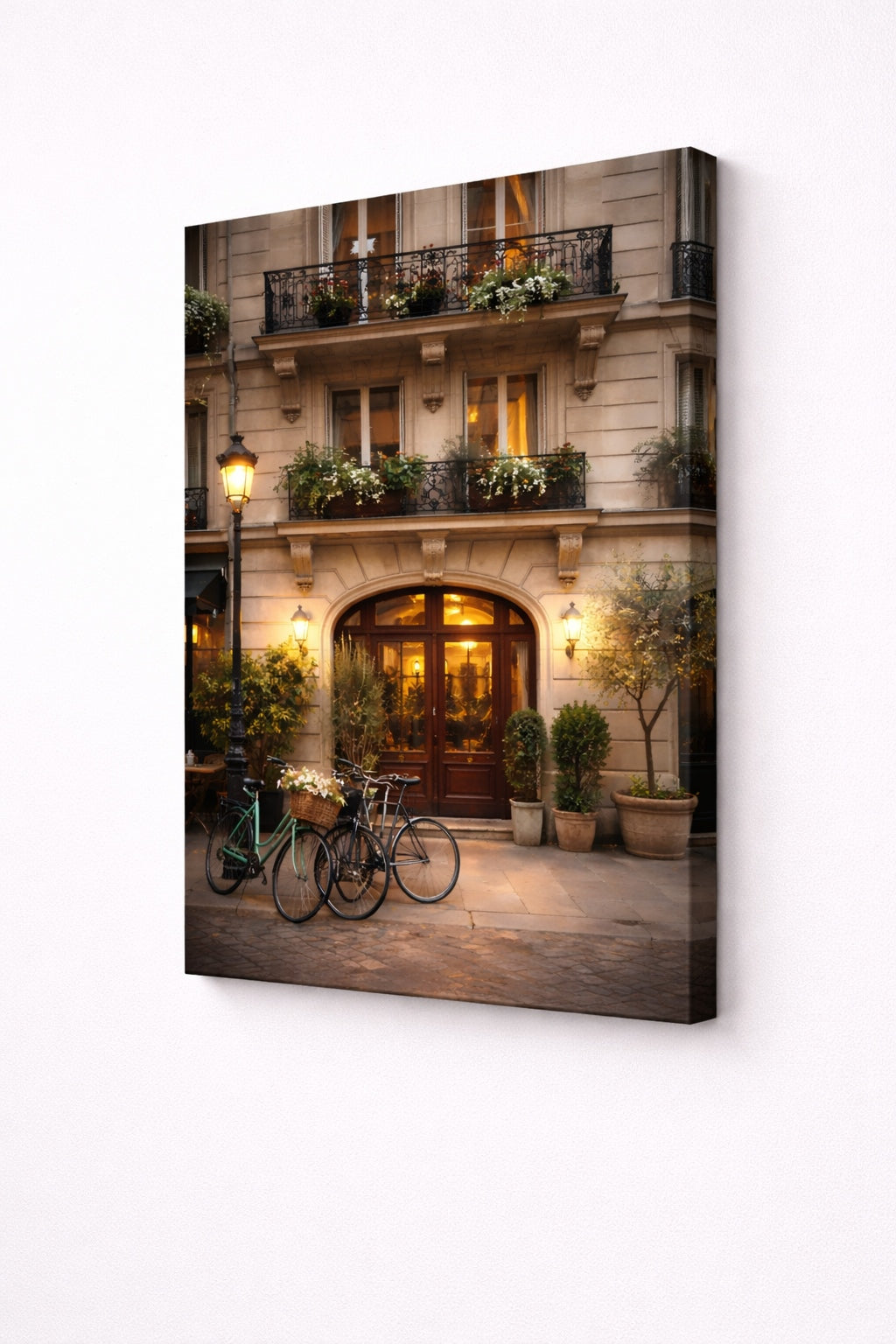 Façade parisienne haussmannienne aux balcons fleuris
