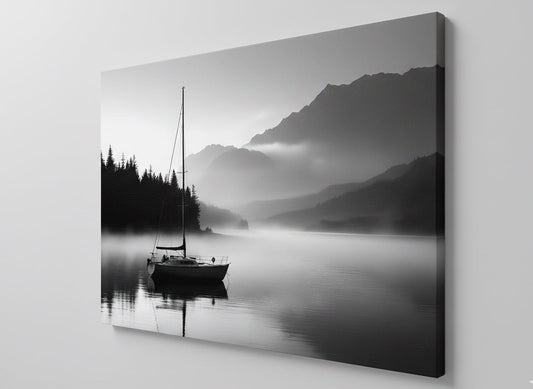 Photographie de lac de montagne enveloppé de brume en noir et blanc
