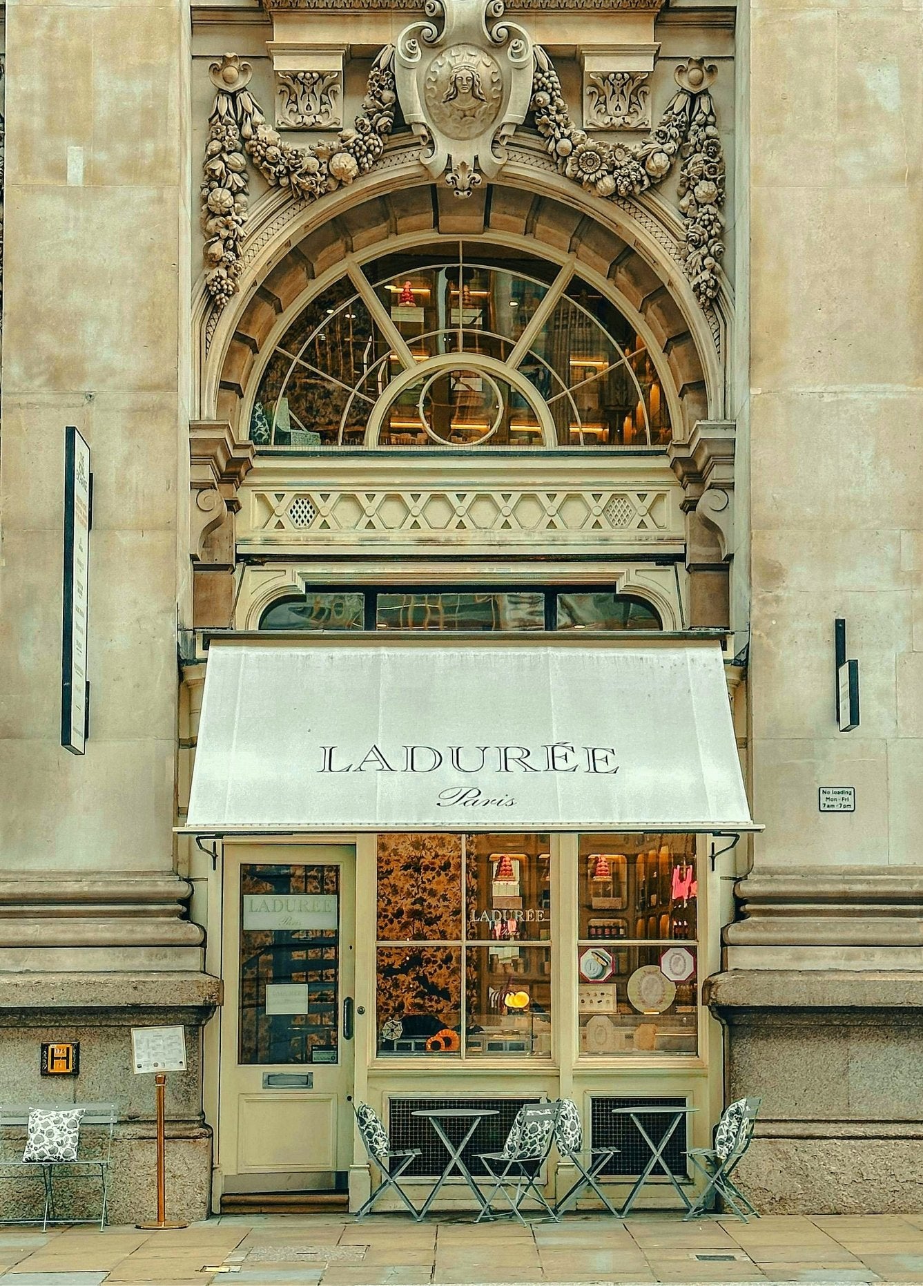 Façade emblématique de Ladurée à Paris
