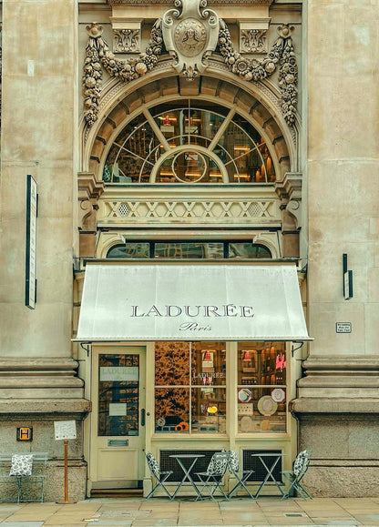 Façade emblématique de Ladurée à Paris
