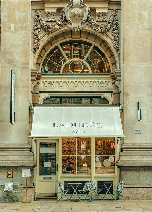 Façade emblématique de Ladurée à Paris
