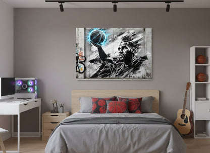 Tableau street art LeBron James – Légende Urbaine accroché dans un salon moderne, décoration murale dynamique avec portrait de LeBron James, ambiance urbaine et inspirante.