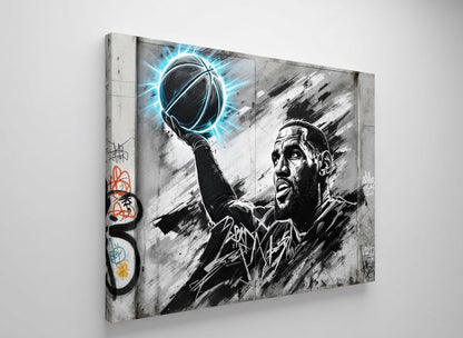 Vue de profil du tableau street art LeBron James – Légende Urbaine sur châssis toile, détails des traits expressifs et du ballon lumineux, impression haute qualité.