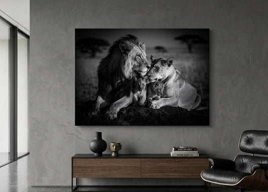Tableau famille de lions noir et blanc dans un salon contemporain, création exclusive fabriquée en France par Iconik-Art

