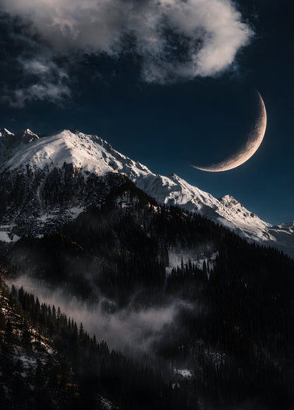 Tableau montagne nocturne avec lune fine, sommets enneigés et forêt sombre dans une ambiance contemporaine.
