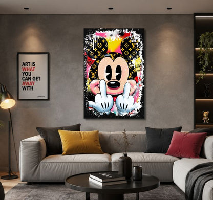 Tableau Mickey Mouse street art installé dans un salon contemporain avec décoration murale urbaine design
