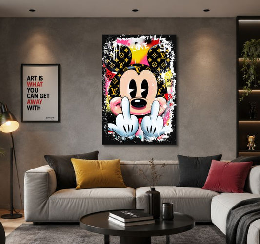 Tableau Mickey Mouse street art installé dans un salon contemporain avec décoration murale urbaine design
