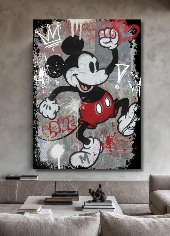 Tableau Mickey Mouse street art installé dans un salon moderne avec décoration murale urbaine et contemporaine
