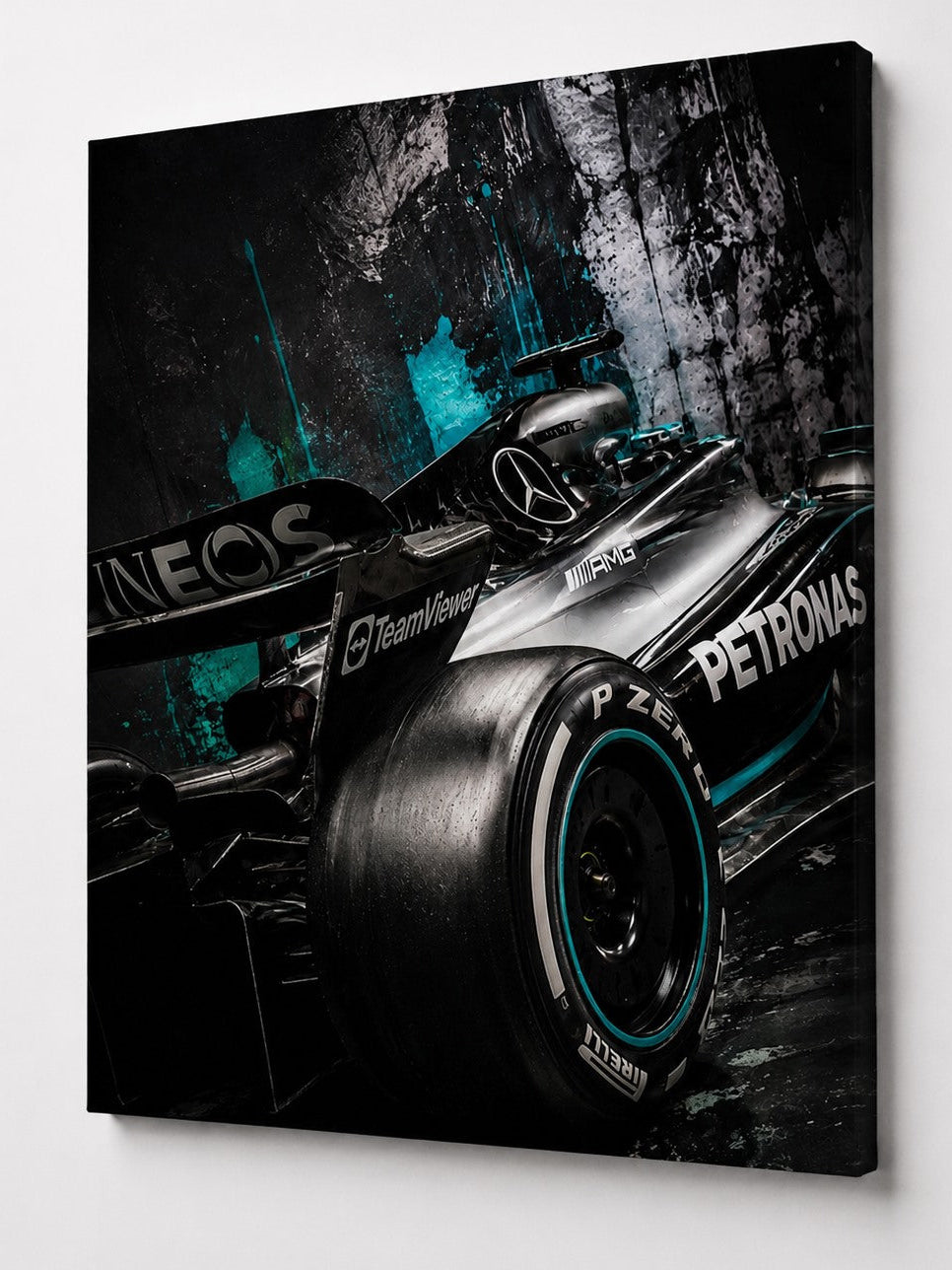 Vue rapprochée d’une monoplace Mercedes-AMG de Formule 1 noire et argent avec détails turquoise et ambiance automobile sombre
