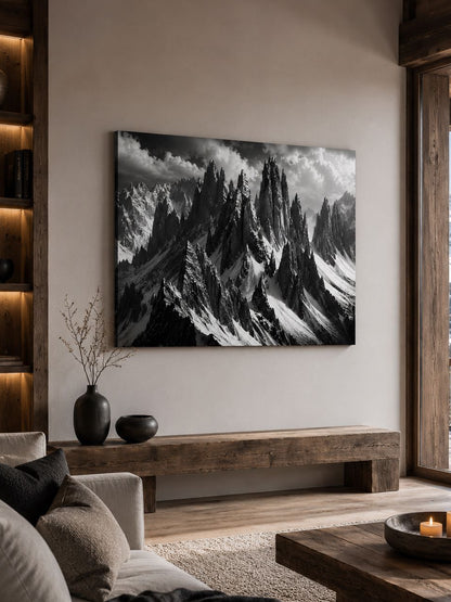 Paysage de haute montagne en noir et blanc composé de pics rocheux, neige et nuages dans une ambiance majestueuse

