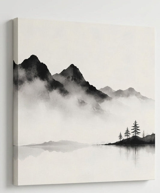 Tableau paysage de montagne en noir et blanc avec sapins isolés, reliefs brumeux et atmosphère naturelle contemplative.

