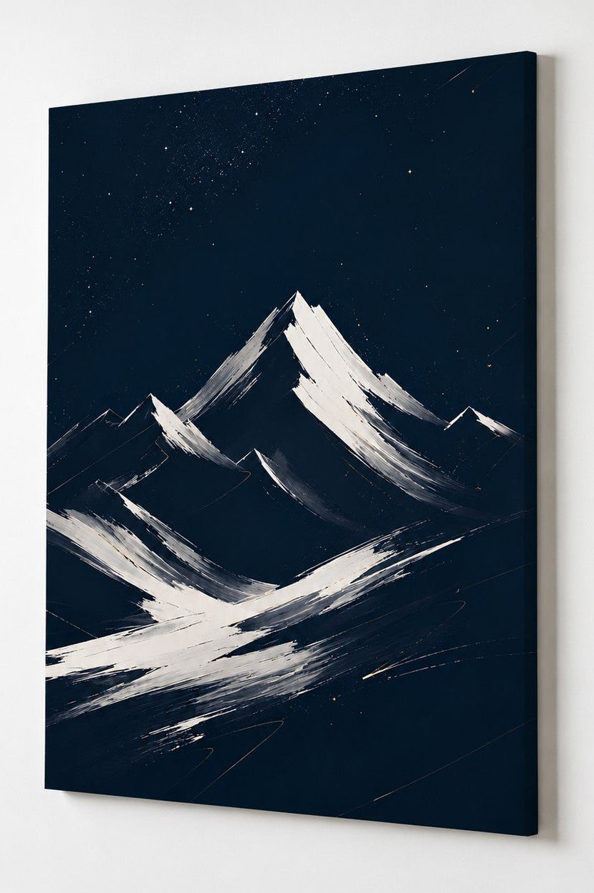 Peinture montagne moderne aux larges coups de pinceau blancs sur un profond fond bleu nocturne
