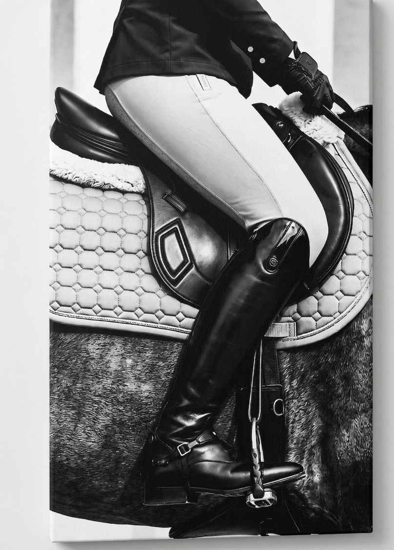 Œuvre photographique contemporaine mettant en valeur les détails du cheval et de l'équitation
