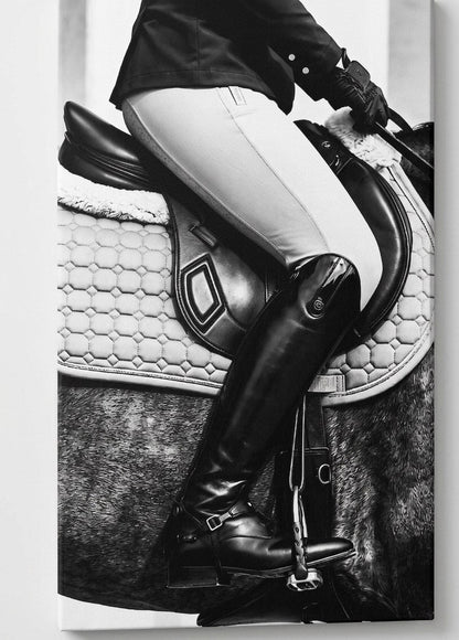 Œuvre photographique contemporaine mettant en valeur les détails du cheval et de l'équitation
