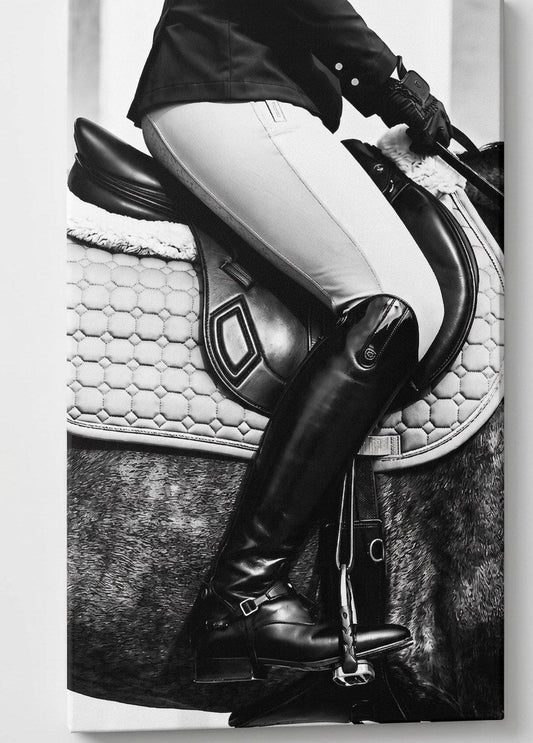 Œuvre photographique contemporaine mettant en valeur les détails du cheval et de l'équitation
