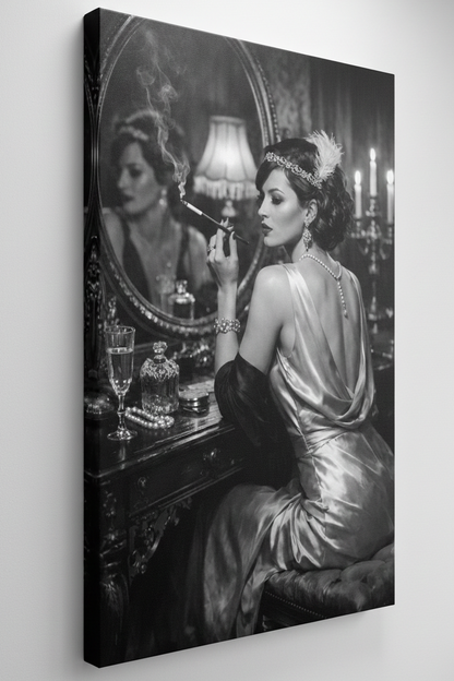 Détail du portrait féminin glamour et des jeux de lumière noir et blanc
