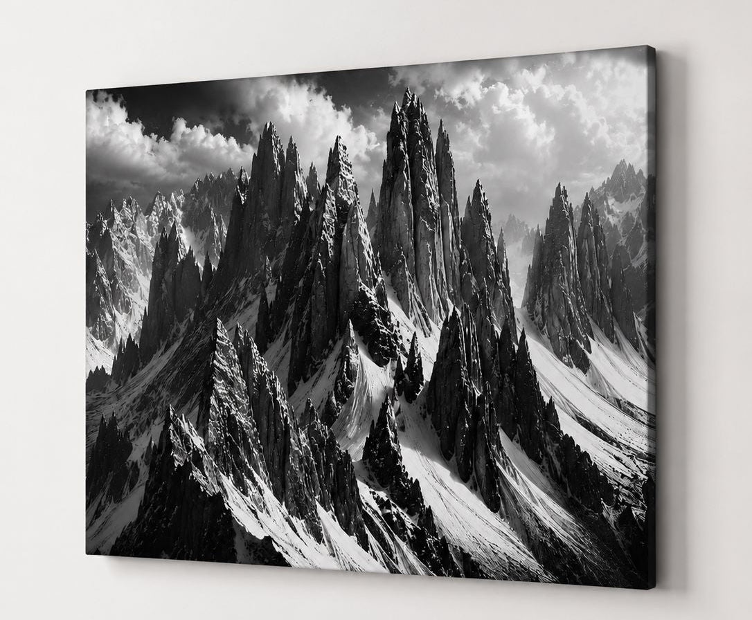 Photographie d’art de cimes enneigées en noir et blanc avec aiguilles rocheuses et forts contrastes naturels
