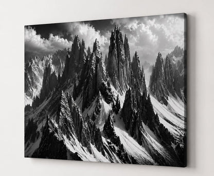 Photographie d’art de cimes enneigées en noir et blanc avec aiguilles rocheuses et forts contrastes naturels
