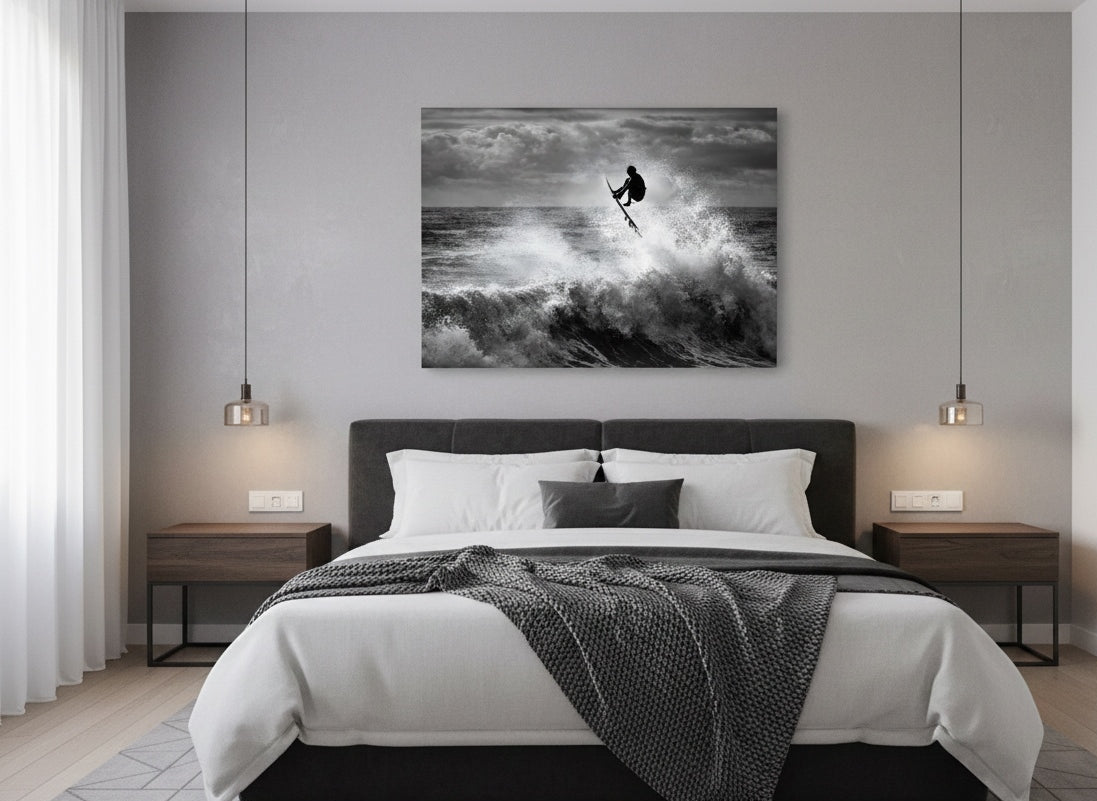 Océan déchaîné et ciel sombre en photographie artistique noir et blanc
