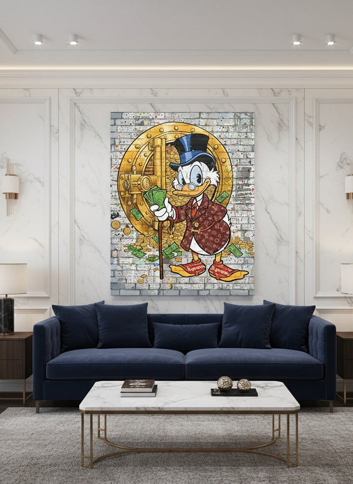 Tableau street art Picsou Street Luxe accroché dans un salon moderne, décoration murale avec Picsou et son coffre-fort doré, ambiance luxueuse et urbaine.