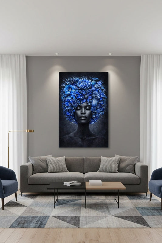 Tableau Portrait Floral Bleu accroché dans un salon élégant, décoration murale artistique avec couronne de fleurs bleues, ambiance apaisante et sophistiquée.