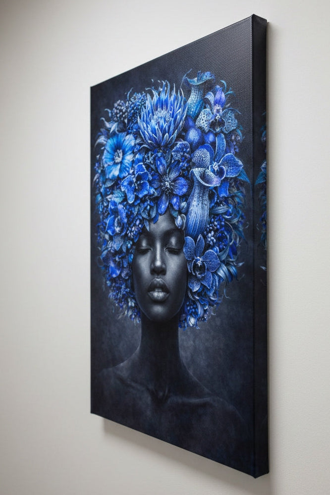 Vue de profil du tableau Portrait Floral Bleu sur châssis toile, détails des fleurs et des nuances de bleu, impression haute qualité.