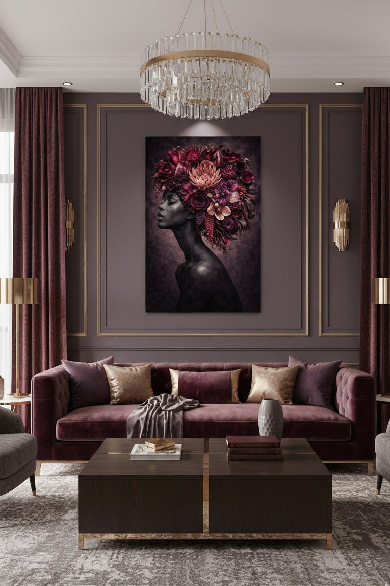 Tableau Portrait Floral Pourpre accroché dans un salon élégant, décoration murale artistique avec couronne de fleurs pourpres, ambiance sophistiquée et apaisante.