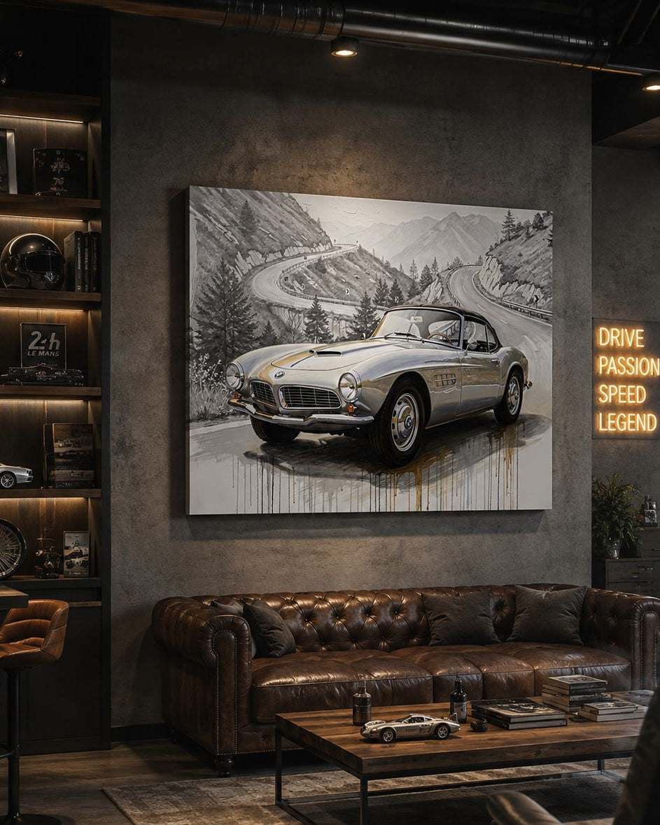 Tableau automobile représentant un roadster BMW classique devant un paysage de montagne en noir et blanc aux routes sinueuses
