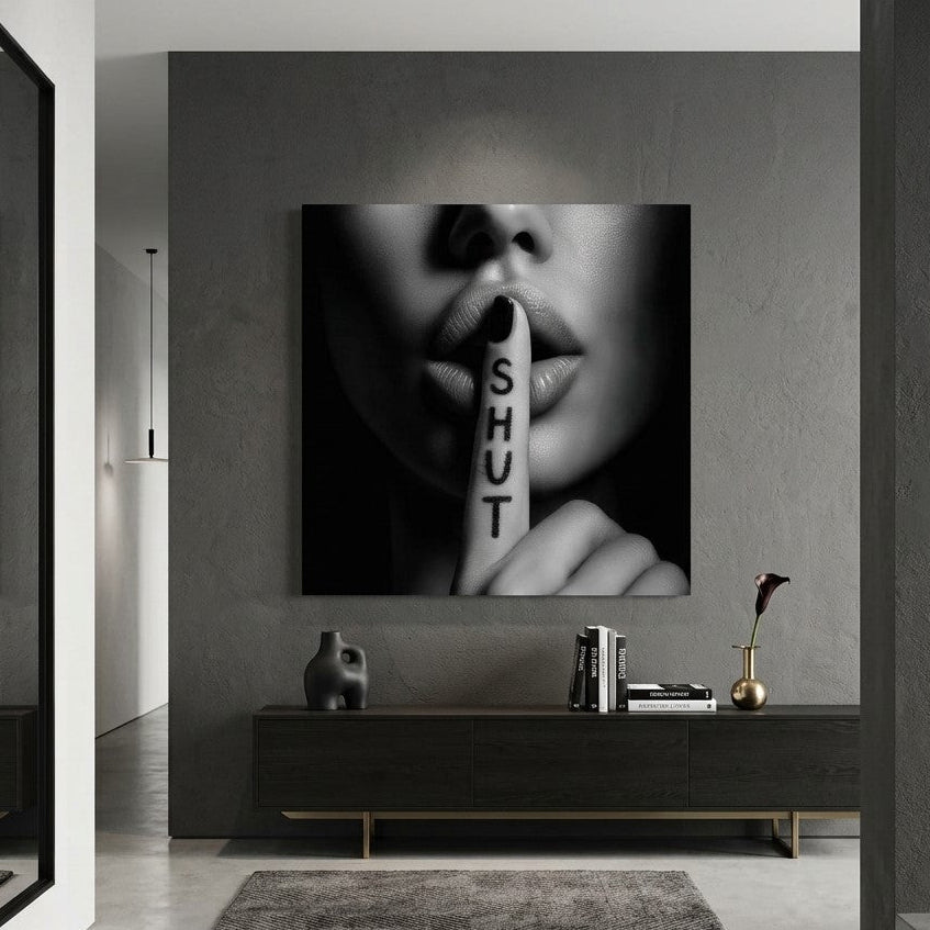 Photographie Secret en noir et blanc présentée dans un intérieur contemporain
