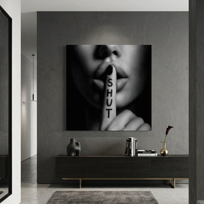 Photographie Secret en noir et blanc présentée dans un intérieur contemporain
