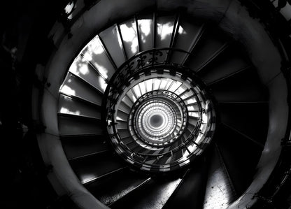 Vue en spirale d’un escalier architectural en photographie noir et blanc
