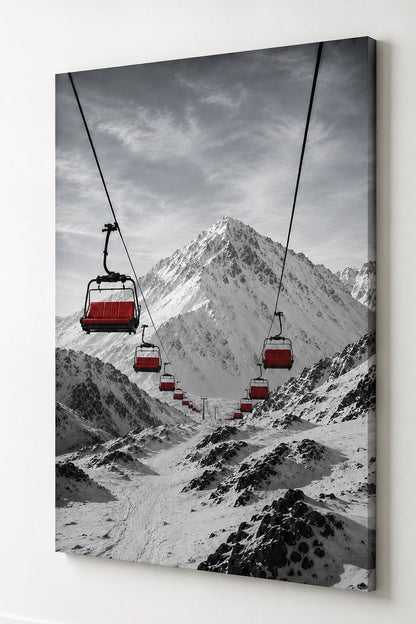 Tableau station de ski en noir et blanc ponctué de télésièges rouges dans un spectaculaire paysage de haute montagne.
