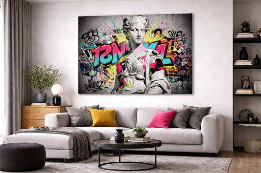 Statue antique graffiti accrochée dans loft moderne décoration murale street art
