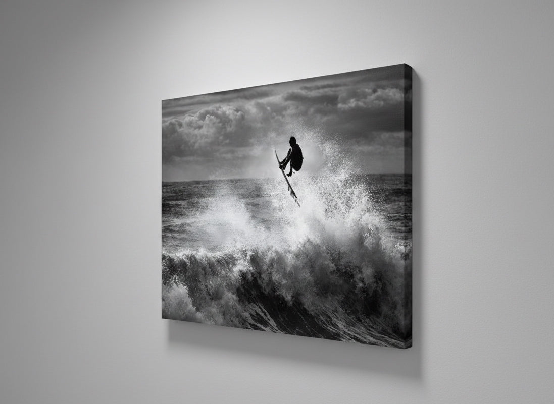 Vague puissante et écume capturées en photographie noir et blanc
