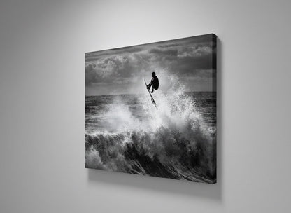 Vague puissante et écume capturées en photographie noir et blanc
