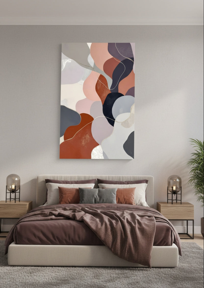 Gros plan sur la matière visuelle et les nuances terracotta et beige d’un tableau abstrait apaisant
