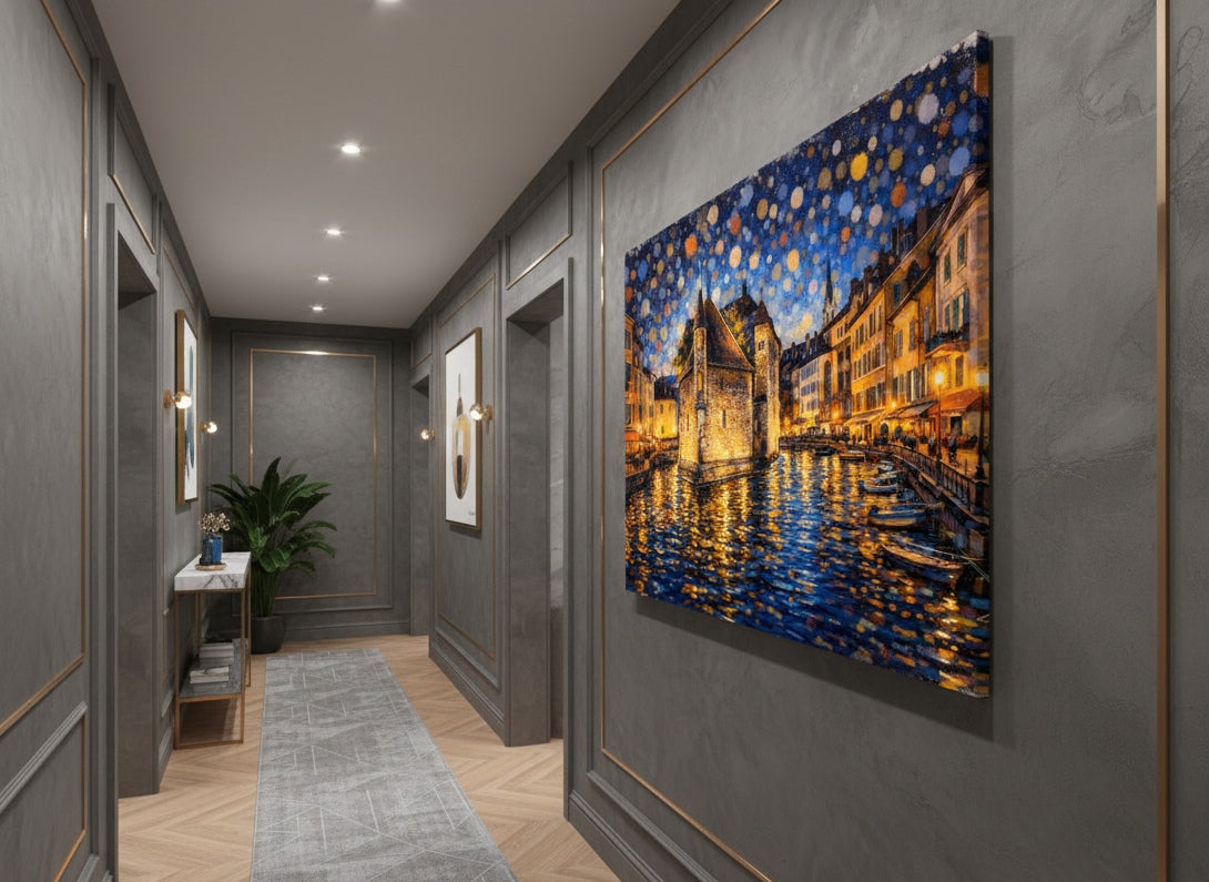 Tableau Annecy accroché dans un salon contemporain, décoration murale ville romantique et lumineuse.
