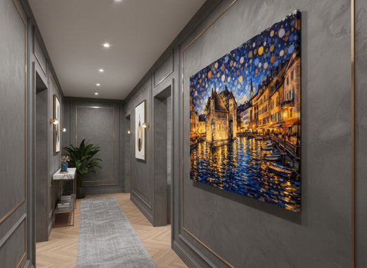 Tableau Annecy accroché dans un salon contemporain, décoration murale ville romantique et lumineuse.

