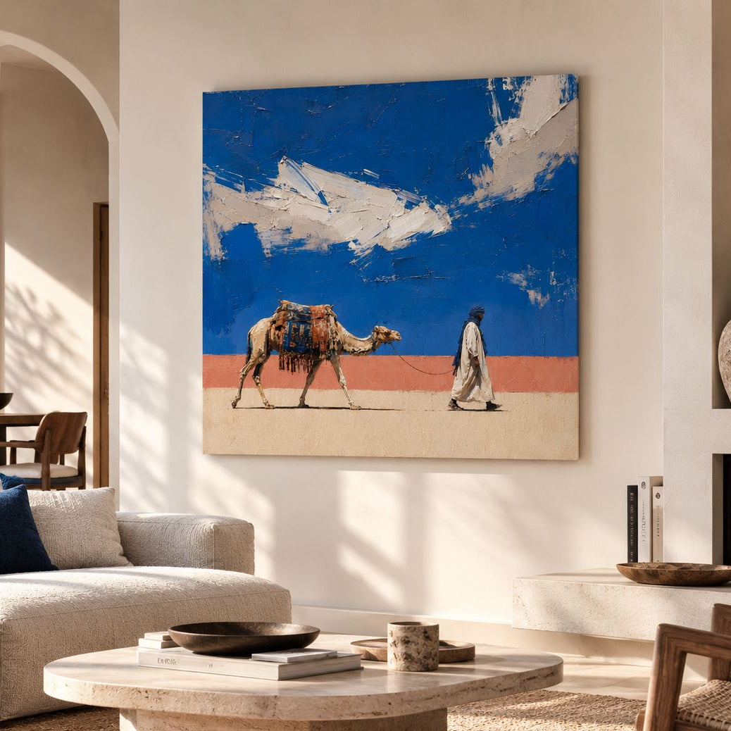 Traversée Bleue dans un intérieur contemporain aux tonalités naturelles
