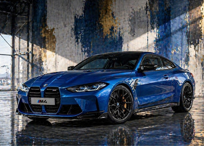 Tableau BMW M4 bleu métallisé dans une ambiance street art industrielle
