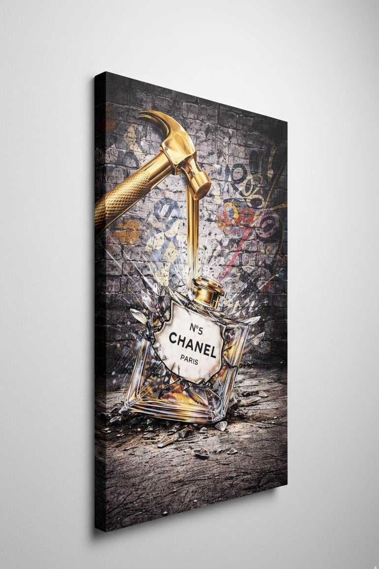 Vue de profil du tableau Chanel N°5 sur toile
