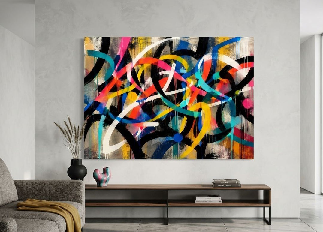 Tableau coloré pour salon mêlant bleu, jaune, rose, turquoise et noir dans une composition contemporaine
