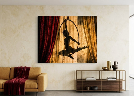 Tableau déco cirque mettant en scène un artiste aérien dans une composition théâtrale élégante
