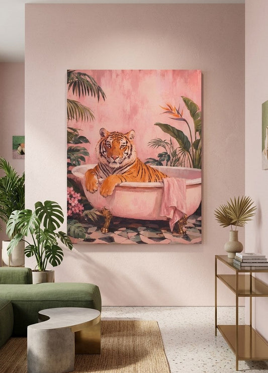 Tableau déco tigre dans une baignoire rose présenté dans un salon contemporain
