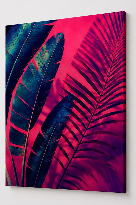Tableau tropical rose et bleu avec feuillages graphiques aux nuances turquoise, violet et bleu nuit
