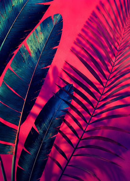 Tableau déco tropical avec grandes feuilles de bananier et palmier bleu profond sur fond rose fuchsia
