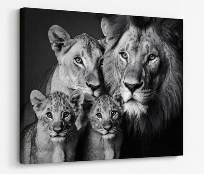 Tableau famille lions noir et blanc avec regards intenses et ambiance photographique élégante
