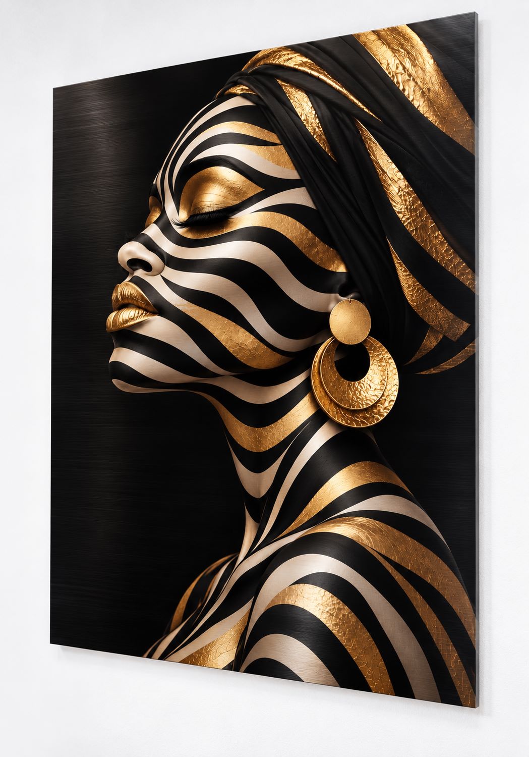 Tableau femme moderne Zébra Gold imprimé sur aluminium brossé, portrait graphique noir, ivoire et doré
